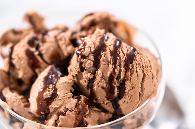 ガラスのボウルにチョコレートをまぶした自家製チョコレートチップアイスクリームを提供