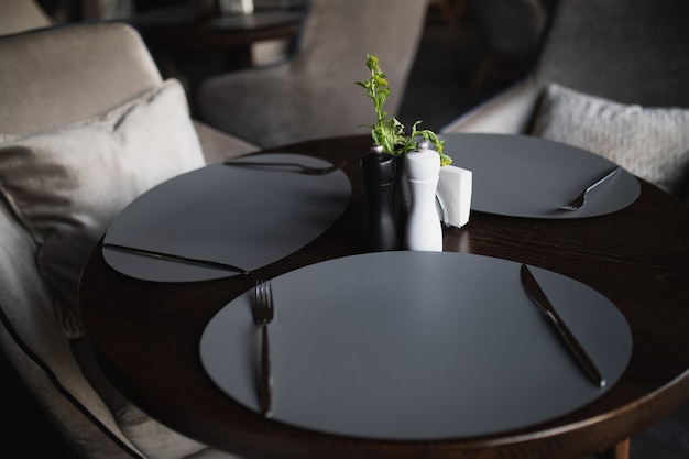 Photo serving a round table in a cafe