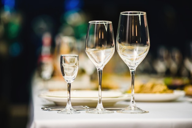 Servire sul tavolo bicchieri di cristallo per il vino profondità di campo ridotta
