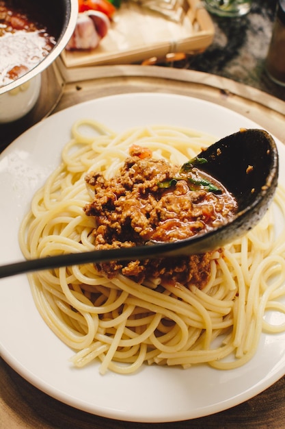 パスタ料理に肉とトマトソースを添える