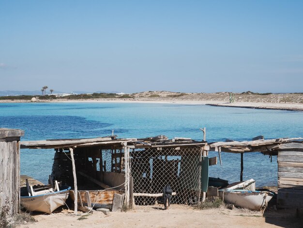 사진 세스 일레테스 (ses illetes) 는 포르멘테라 발레아르 제도 (balearic islands) 의 은 물이 있는 비어 있는 파라다이스 해변이다.