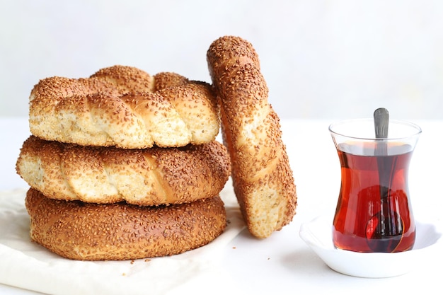 Foto sesam bagel op een witte achtergrond turks ontbijt horizontale uitzicht van dichtbij