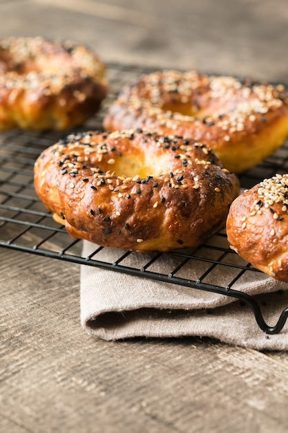 Sesam bagels op grijze houten achtergrond, vers gebakken Amerikaanse bagels