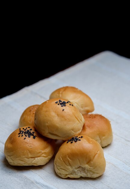 Sesambroodje op tafel