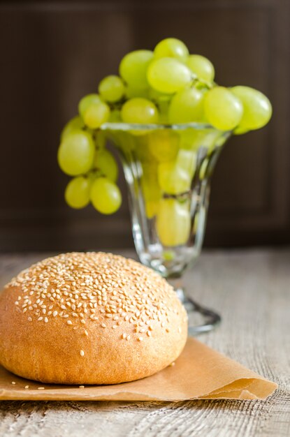 Panino al sesamo e grappolo d'uva