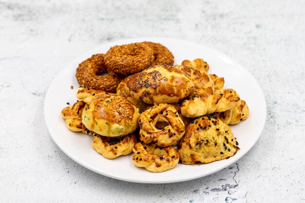 Foto biscotti al sesamo sullo sfondo di pietra biscotti da spuntino da vicino