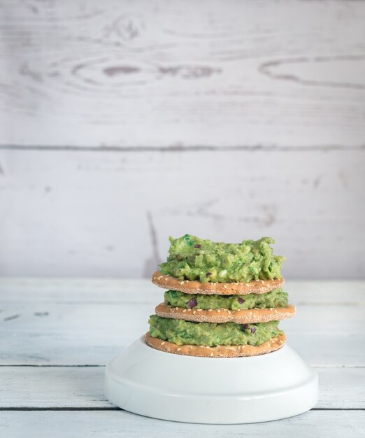 Sesame crispbread with guacamole