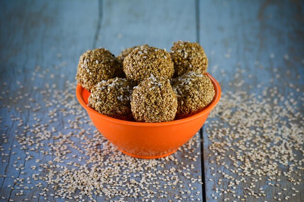 Photo sesame laddu in bowl on wooden background