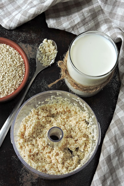 Sesammelk. Het principe van het koken van sesammelk. Keto-dieet Veganistische drankjes.