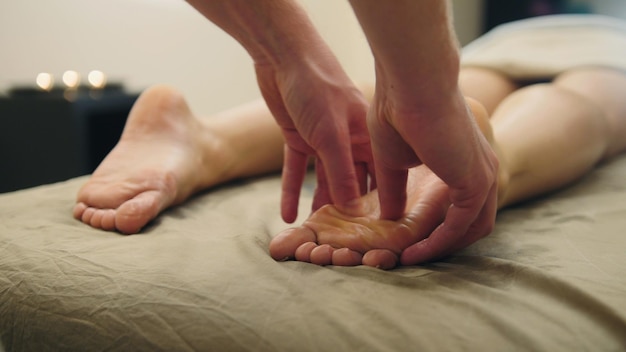 Sesamoliemassage voor voetstap ontspanningsbehandeling voor jonge vrouw