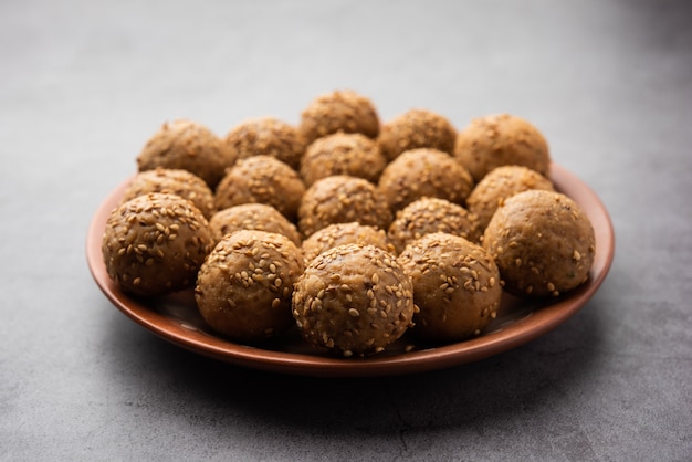 Sesamzaad rietsuiker bal of til ke laddo en tilgul of til gul laddu geserveerd in kom voor Makar Sankranti Festival in India