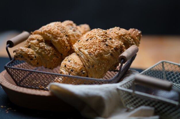 Sesamzaadcroissants in draadmand