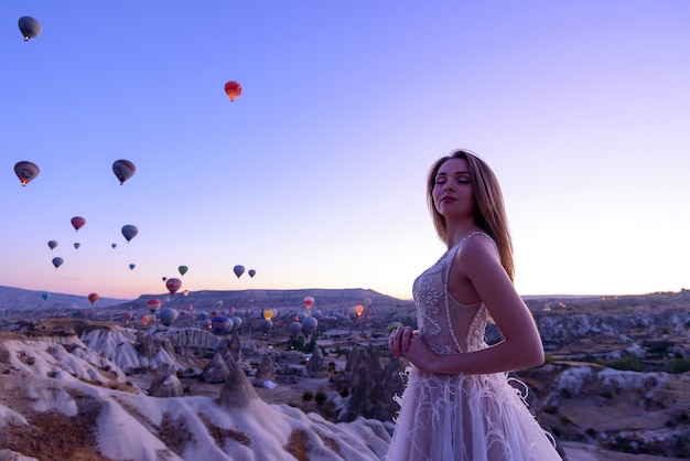 sessie bruidspaar in Cappadocië, Turkije met hete lucht ballonnen