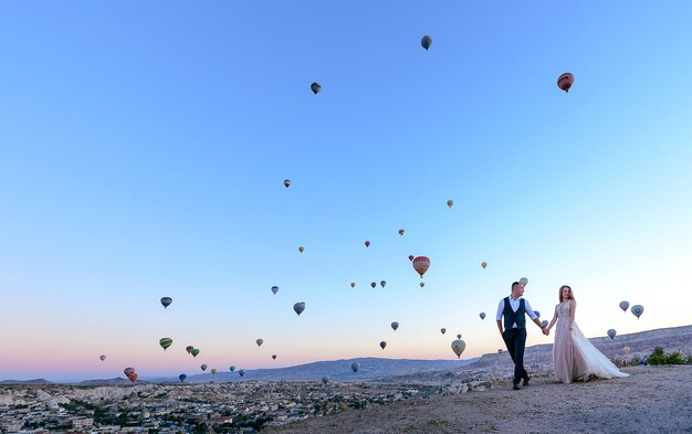 sessie bruidspaar in Cappadocië, Turkije met hete lucht ballonnen