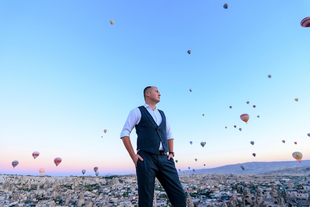 sessie bruidspaar in Cappadocië, Turkije met hete lucht ballonnen