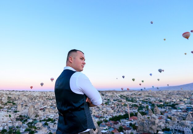 sessie bruidspaar in Cappadocië, Turkije met hete lucht ballonnen