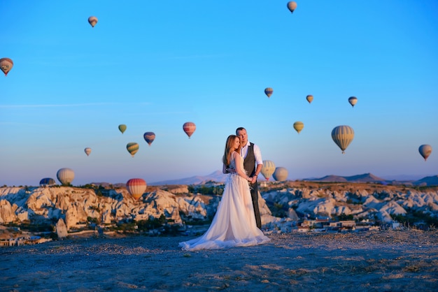 sessie bruidspaar in Cappadocië, Turkije met hete lucht ballonnen