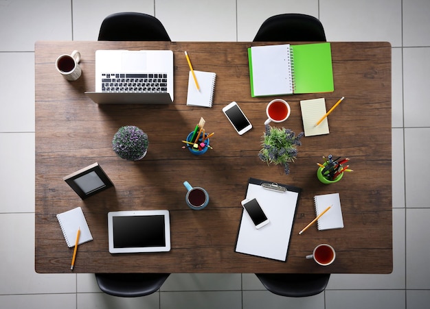 Sessieconcept Tafel met tabletlaptoppapier en kopjes thee Bovenaanzicht