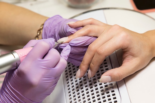 Sessione di manicure nel salone di bellezza.