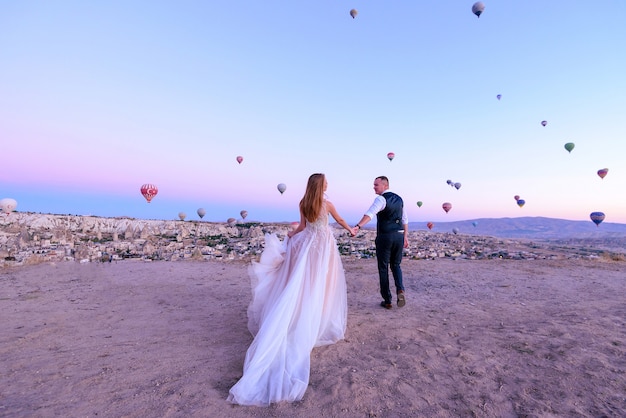 Sposi in cappadocia turchia con mongolfiere