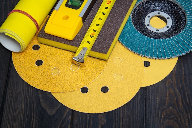 Set of abrasive tools and construction tape