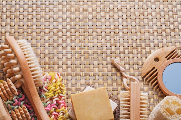 Set di articoli da bagno massaggiatore accappatoio sapone spugna specchio spazzola per capelli sul tappetino in plastica con copyspace