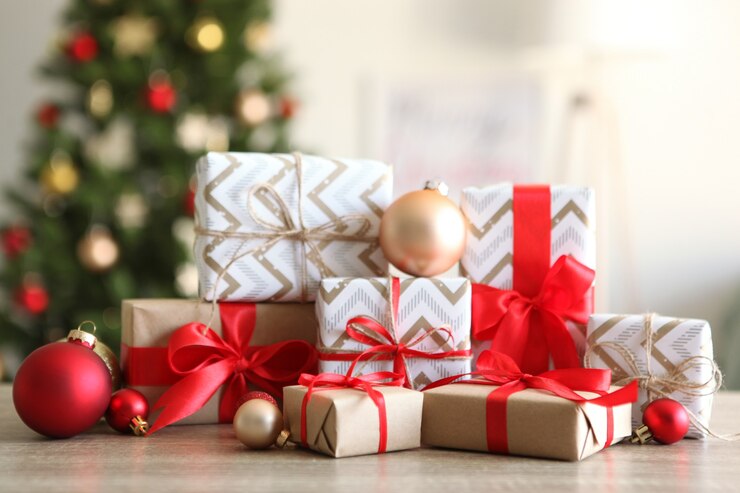 Photo 美しく包まれたギフトボックスとクリスマスの装飾のセット