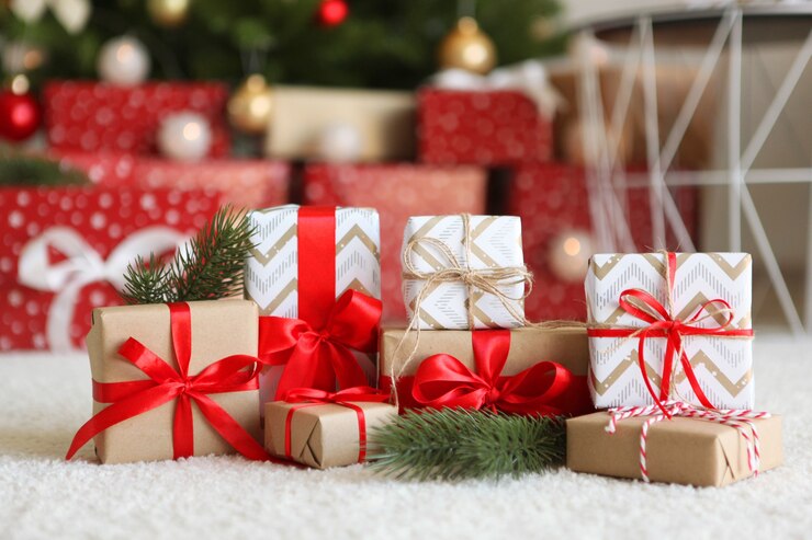 Photo 美しく包まれたギフトボックスとクリスマスの装飾のセット