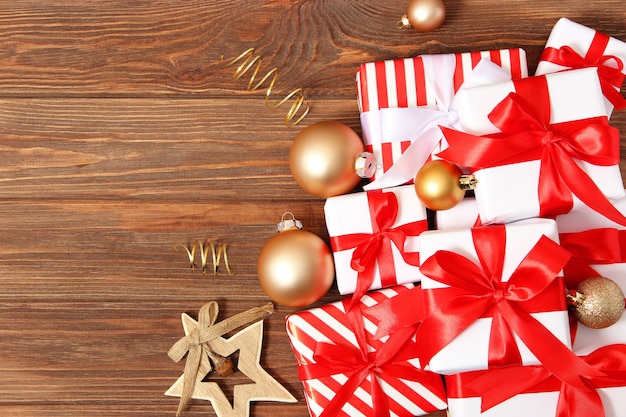 Набор красиво упакованных подарочных коробок и рождественского декора