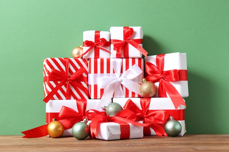 Photo 美しく包まれたギフトボックスとクリスマスの装飾のセット