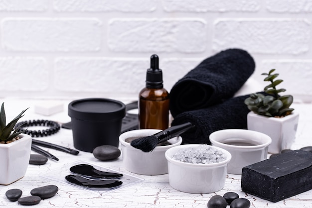 Set di cosmetici detox al carbone nero