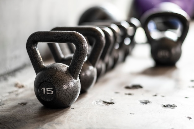 Set di kettlebell neri su pavimento in legno