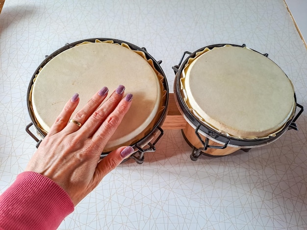 Foto set di tamburi bongo isolati su uno sfondo bianco percussioni latine