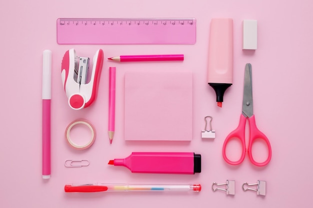 Set briefpapier voor werk en studie op roze achtergrond Terug naar school Bovenaanzicht plat gelegd