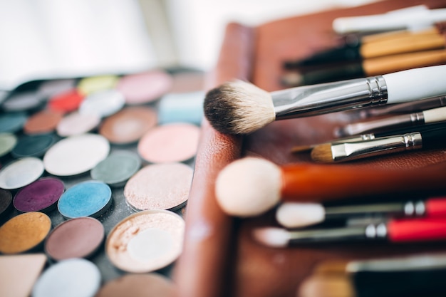 Foto set di pennelli per il trucco sparsi caoticamente su sfondo bianco