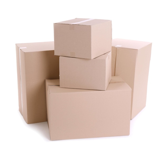 Foto insieme delle scatole di cartone isolate su bianco