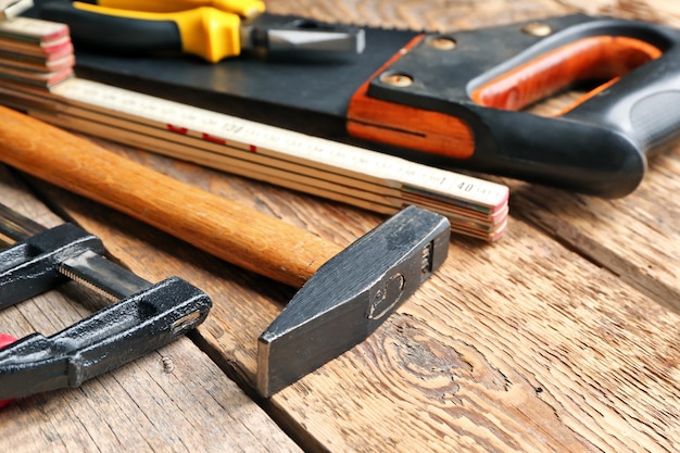 Набор инструментов плотника на деревянном фоне крупным планом