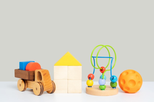 Набор детских развивающих игрушек на сером фоне для развития мелкой моторики рук