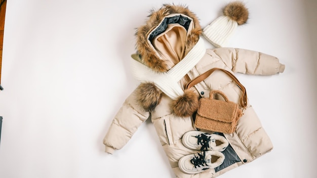 Комплект детской зимней одежды с верхним видом рекламной концепции стиля и моды