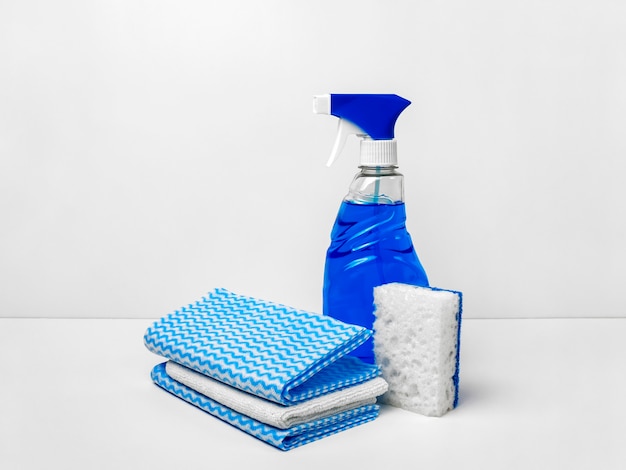 家の掃除や窓の洗浄用の掃除用品一式。