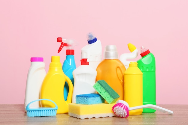 Set di prodotti per la pulizia sul tavolo su uno sfondo colorato