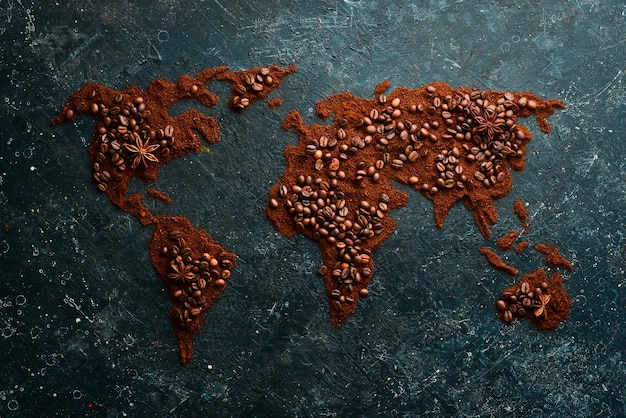 世界地図の形をしたコーヒー豆と挽いたコーヒーのセット上面図暗い背景に