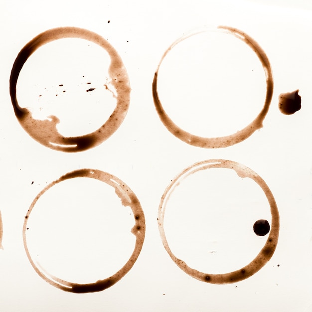 Набор пятен чашки кофе, изолированные на белом фоне. Сухие кольца бодрящего напитка. Коллекция коричневых пятен для гранж-дизайна