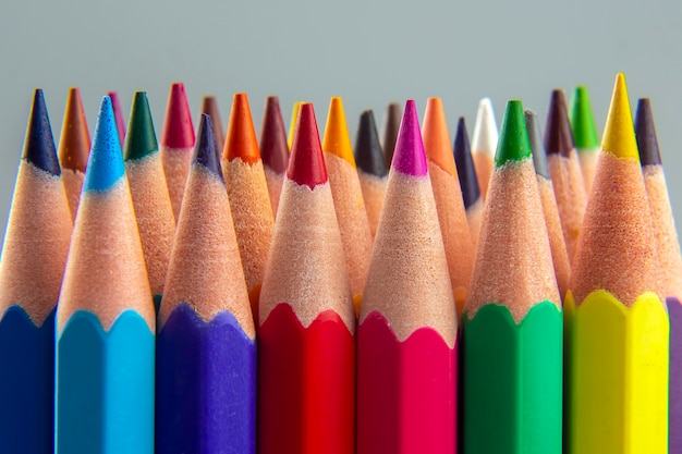 Set di matite colorate su sfondo grigio. strumenti di disegno. tavolozza nella creatività