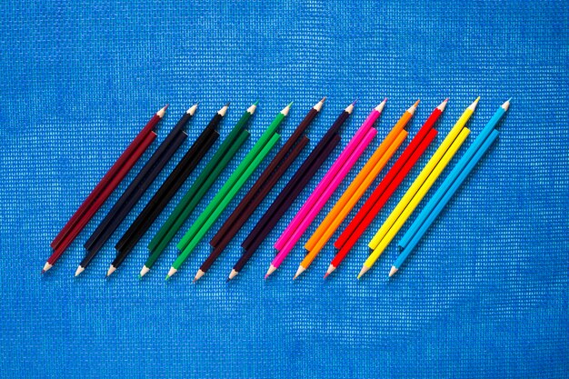 青の色鉛筆のセット