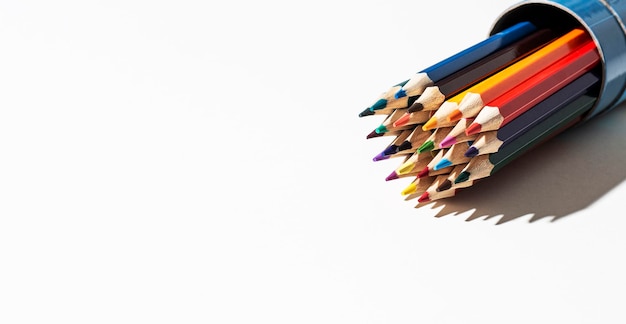 Foto un set di matite colorate per disegnare su uno sfondo bianco marketing nelle vendite aziendali banner con spazio di copia