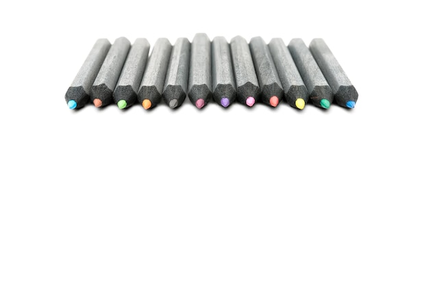 Набор красочных карандашей на белом фоне