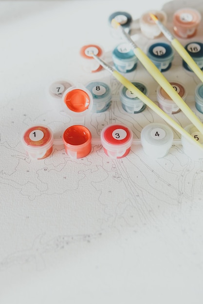 Un set di gouache colorate per dipingere con i numeri colori pastello che  disegnano su tela