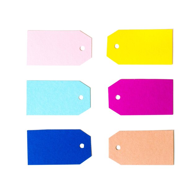 L'insieme di tag colorati disposti verticalmente in due file isolate su sfondo bianco