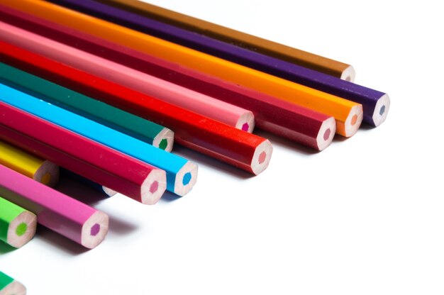 Набор цветных карандашей на белом
